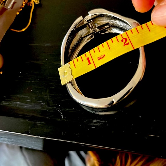 Vintage Silver wide hinged Beautiful bracelet. - Picture 9 of 12